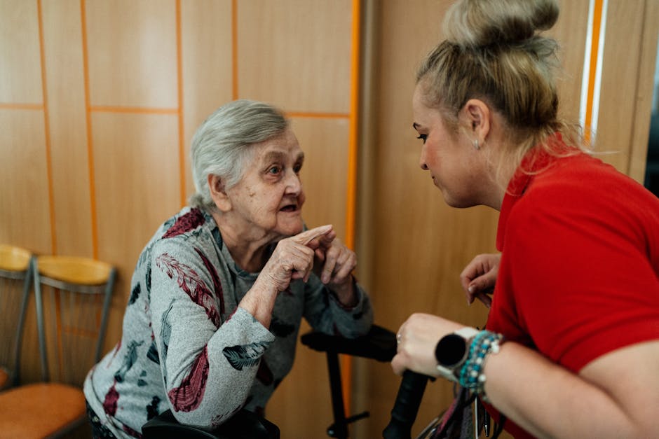 Pracownik socjalny pomagający potrzebującej osobie